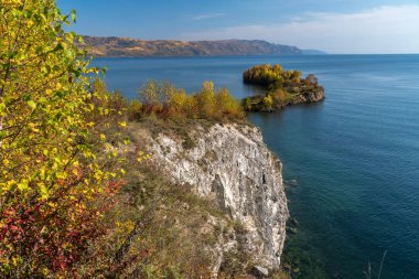 Baykal Gölü kıyısında sonbahar günü
