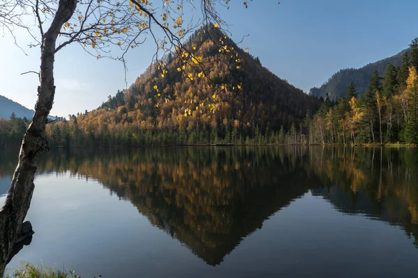 Herbstlandschaft auf einem Bergsee — Stockfoto