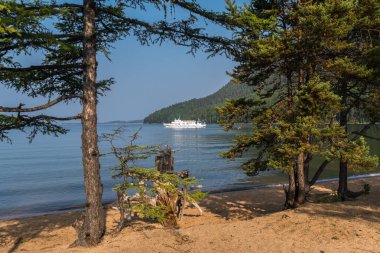 Baykal Gölü. Beyaz gemi kıyıya doğru gidiyor.