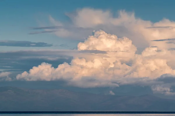 Vackra moln över Barguzinsky åsen, Lake Baikal — Stockfoto