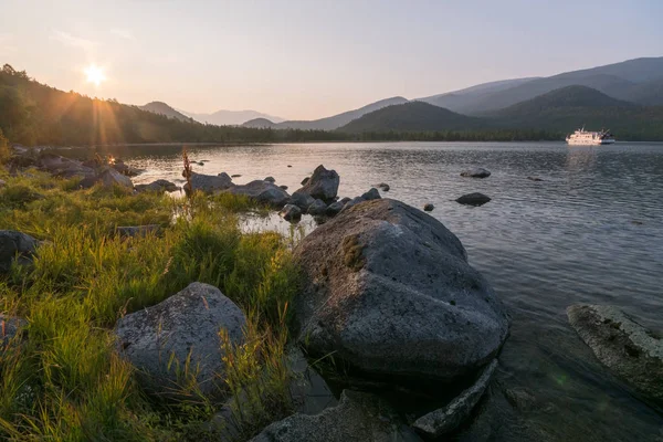 Bajkál-tó. Nyári hajnal Ayaya Bay-ben — Stock Fotó