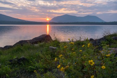 Frolikha Gölü kıyısında güzel bir gün batımı.