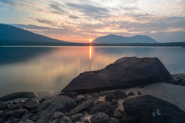 Frolikha gölünde yaz günbatımı