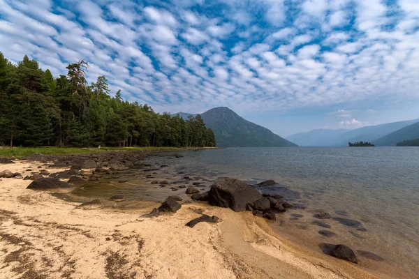 Plage de sable sur le lac Frolikha — Photo