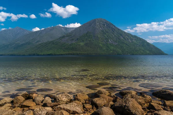 Mont Bear sur les rives du lac Frolikha — Photo