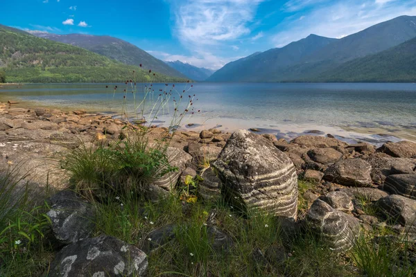 Piedras rayadas en la orilla del lago Frolikha — Foto de Stock