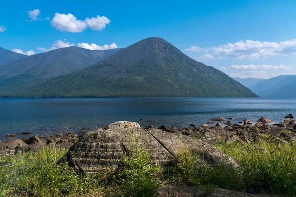 Vista de la montaña del oso desde la península de Boulder en el lago Frolikha —  Fotos de Stock