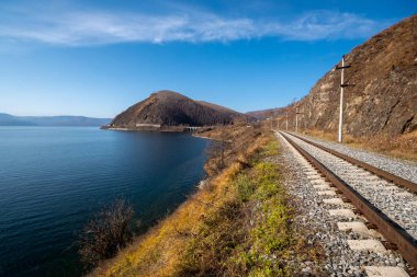 Baykal Gölü kıyısında demiryolu.