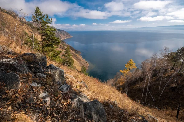 Kilátás a Bajkál-tó partjára a hegyről — Stock Fotó
