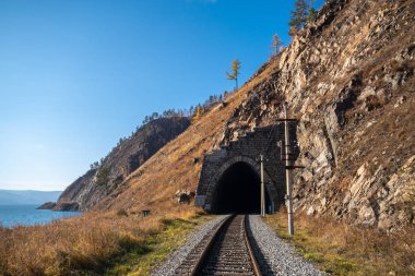 Baykal Gölü kıyısındaki demiryolu tüneli.