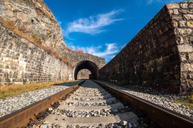 Demiryolunda küçük bir tünel.