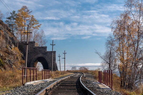 Starożytny tunel na kolei w pobliżu jeziora Bajkał — Zdjęcie stockowe