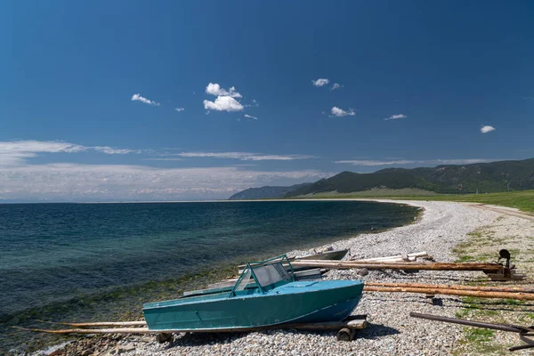 Αλιευτικά Σκάφη Στην Ακτή Της Λίμνης Βαϊκάλης — Φωτογραφία Αρχείου