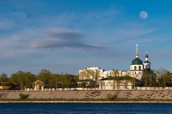 Salida Luna Llena Sobre Iglesia Ortodoxa Irkutsk —  Fotos de Stock