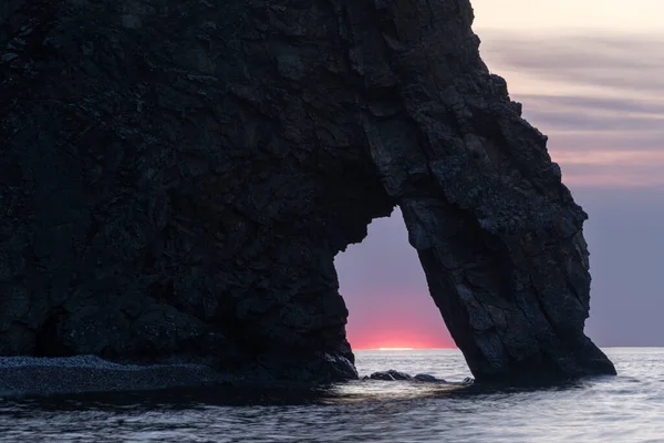 Słońce Wschodzi Naturalnym Kamiennym Łuku Brzegu Jeziora Bajkał — Zdjęcie stockowe