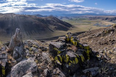 Anga Nehri Vadisi manzarası. Baykal Gölü 'nün Tazheran kıyıları