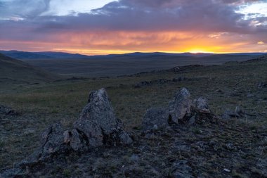 Baykal Gölü 'nün Tazheran kıyısında güzel bir gün batımı.