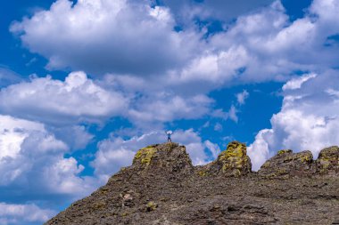Uçurumun kenarında duran bir adam