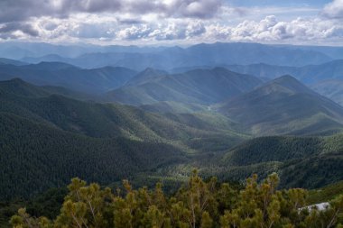 Khamar-Daban dağlarının güzel manzarası