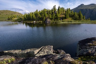 Bir dağ gölünün kayalık kıyısı
