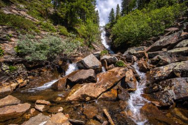 Sibirya ormanındaki bir dağ deresinde şelale.