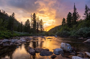 Sibirya 'da nehir kıyısında turuncu gün batımı