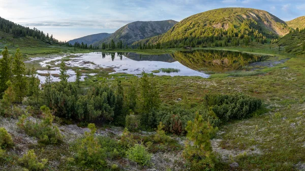 Bellissimo Lago Nel Khamar Daban — Foto Stock