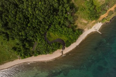 Baykal Gölü kıyısında çakıl taşı plajı