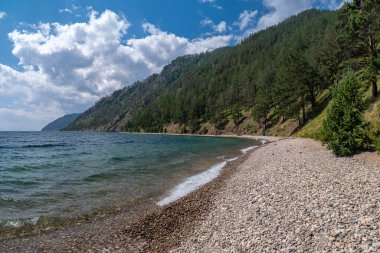 Baykal Gölü 'nün dik kıyıları