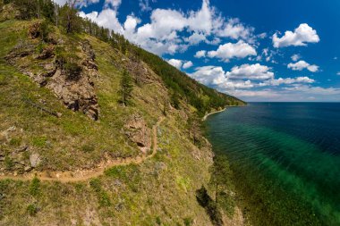 Dik yamaçta büyük Baykal patikası