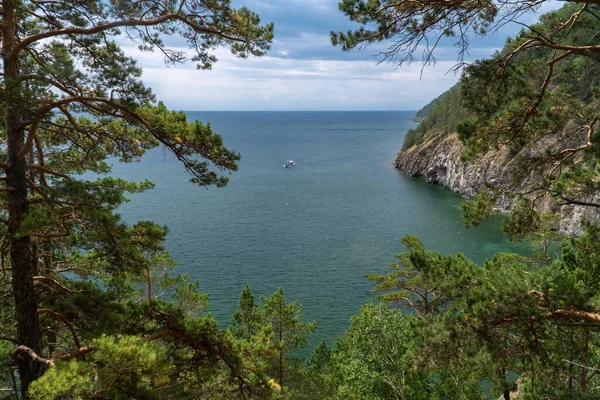 Kapal Berlayar Danau Baikal Dekat Pantai — Stok Foto