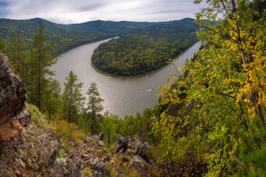 Uçurumdan Irkut Nehri 'nin döngüsüne bak