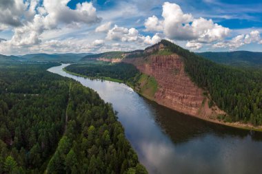 Irkut Nehri üzerindeki uçurum, hava manzaralı.