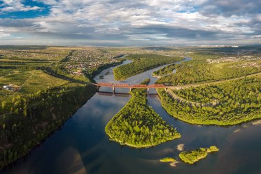 Trans-Sibirya Demiryolu üzerindeki Irkut Nehri üzerindeki köprü. Hava görünümü