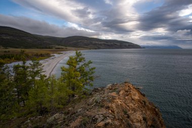 Baykal Gölü 'ndeki Kaltygei Körfezi manzarası