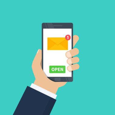 Yeni e-posta. E-posta uygulaması ile akıllı telefonu tutan insan eli. Cep telefonu, yeni okunmamış e-posta iletisi ile ekran.