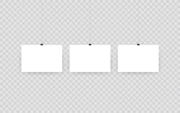 Marcos de fotos colgantes en blanco o plantillas de póster aisladas sobre fondo transparente. Foto colgante, marco portafolio galería de papel vector de ilustración — Archivo Imágenes Vectoriales