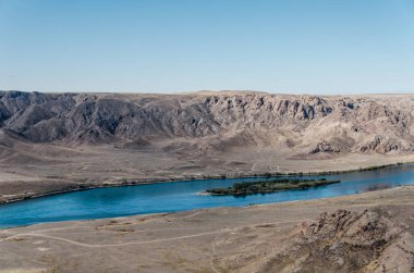 Güzel dağlar ve nehir Kazakistan'daki Ili
