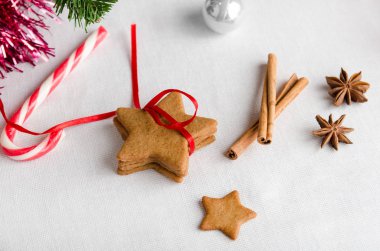 Noel ev yapımı gingerbread çerezleri ve baharat beyaz tablo, yeni yıl dekorasyon