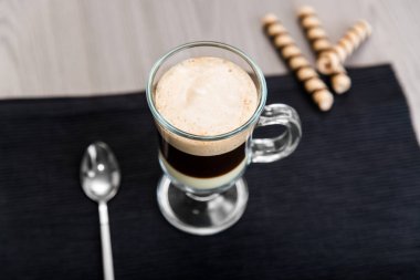 Kahve Bombon ve gofret rulo karanlık bir peçeteye