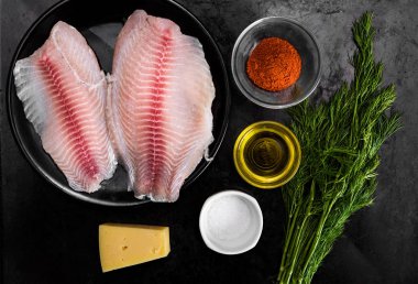 Yemek pişirmek için ürünleri Balık Tarifleri: tilapia, parmesan peyniri ve diğer maddeler, düz yatıyordu, top görünümü