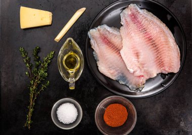 Yemek pişirmek için ürünleri Balık Tarifleri: tilapia, parmesan peyniri ve diğer maddeler, düz yatıyordu, top görünümü
