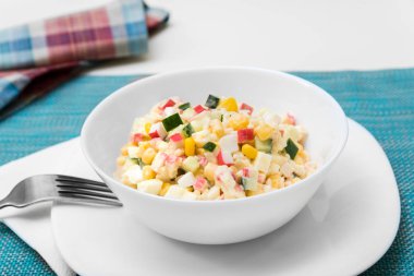 Yengeç sopa, Mısır, salatalık ve yumurta salatası