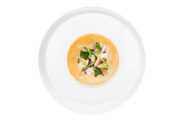 Tom Yum çorba Tayland yemekleri geleneksel mutfağı beyaz madde ile izole arka plan, üstten görünüm, izole