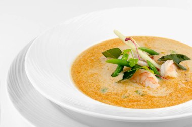 Tom Yum çorba Tayland yemekleri geleneksel mutfağı beyaz izole arka planda madde ile