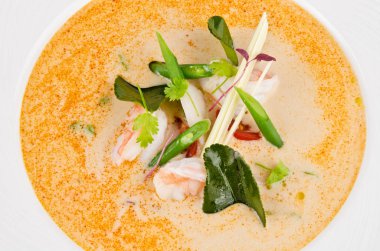 Tom Yum çorba Tayland yemekleri geleneksel mutfağı beyaz izole arka planda madde ile