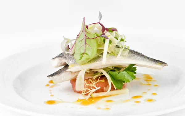 Pescado Dorado Con Toronja Ensalada Verde Sobre Plato Sobre Fondo — Foto de Stock