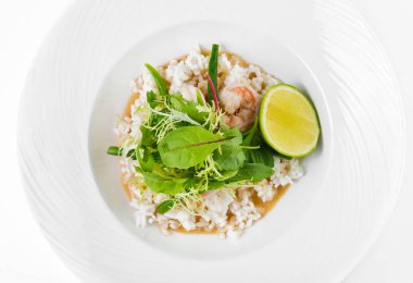 Hindistan cevizi içinde karides teriyaki, çalı fasulyesi ve kireç beyaz bir arka planda üstten görünüm bir tabakta köri, yakın çekim