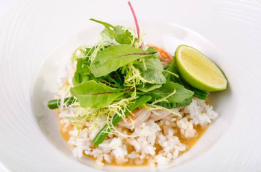 Karides içinde Hindistan cevizi köri teriyaki, çalı fasulyesi ve kireç bir plaka üzerinde beyaz bir arka plan üzerinde kapat