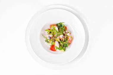 Salata karides, domates, peynir ve beyaz arka plan, üstten görünüm üzerinde bir tabakta roket salata ile